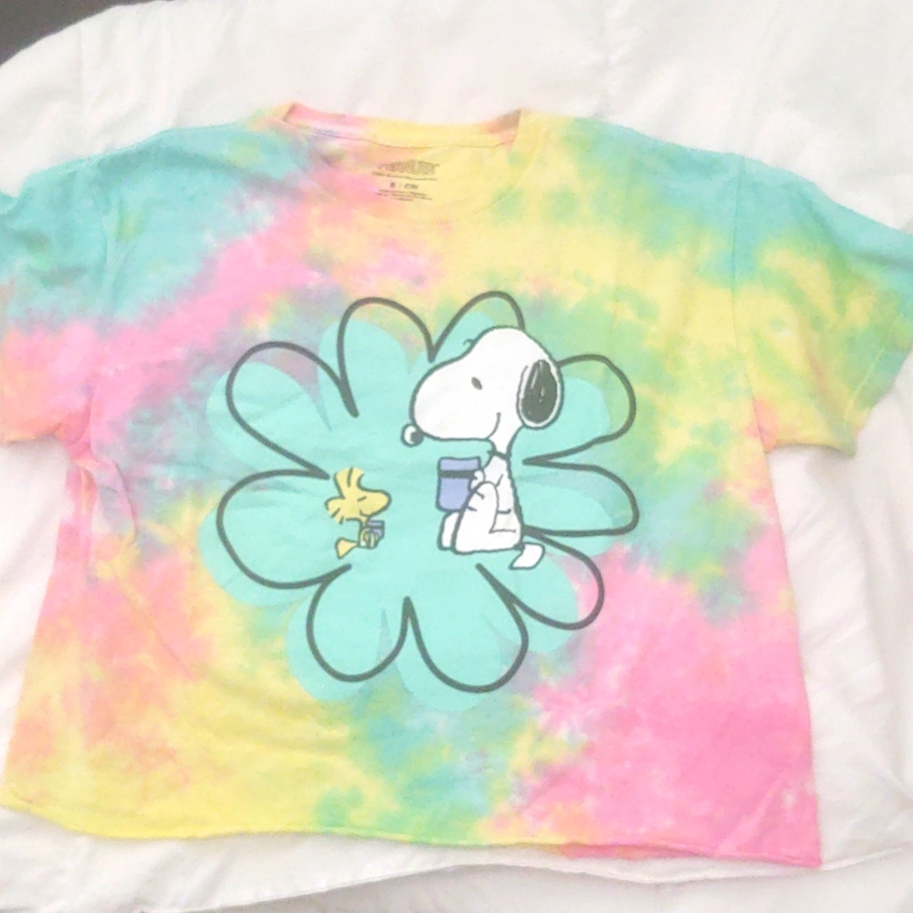 SOLD.   PEANUTS Girl's Crop T-shirt